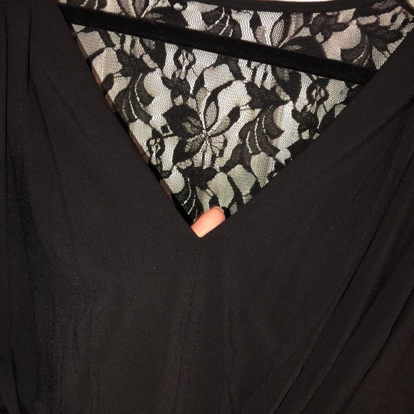 Venus size XL  black long sleeve slightly cropped banded V-neck Lace back - Picture 2 of 13